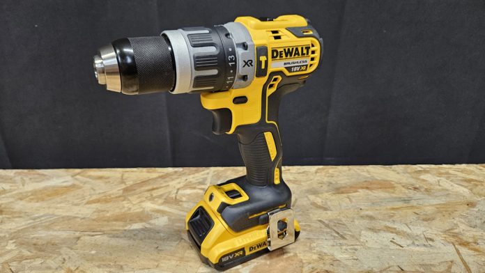 Perceuse à percussion Dewalt DCD796N