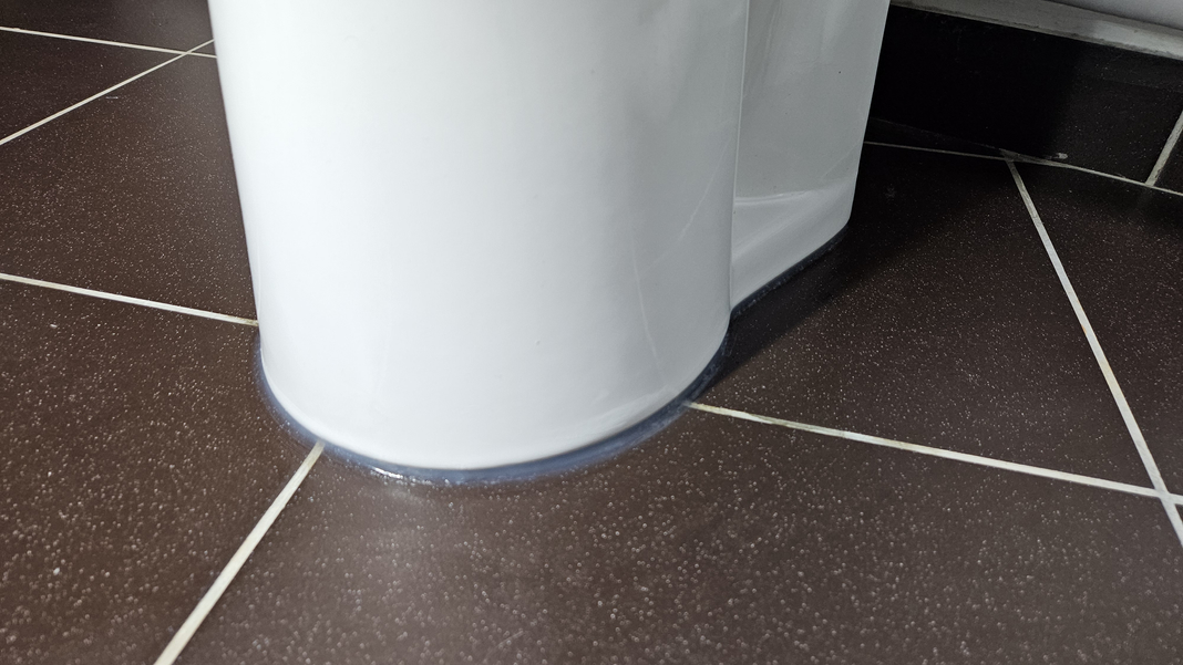 appliquer un joint silicone autour de la cuvette des WC