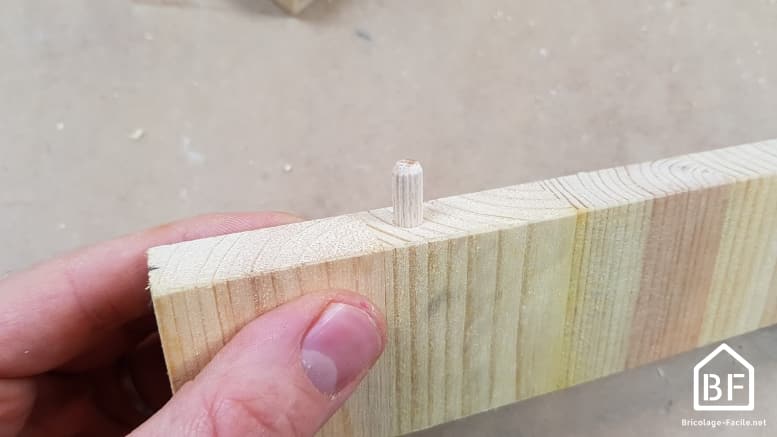 tourillon pour assemblage bois dans une planche