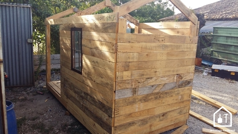 Réaliser une cabane en bois de palettes - les murs