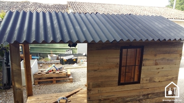 Réaliser une cabane en bois de palettes - le toit en tole