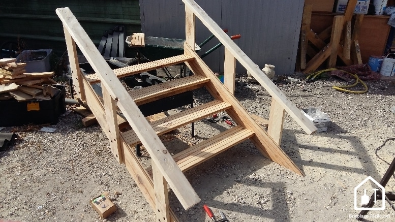 Réaliser une cabane en bois de palettes - l'escalier 