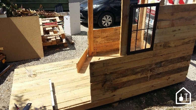 Réaliser une cabane en bois de palettes - un mur