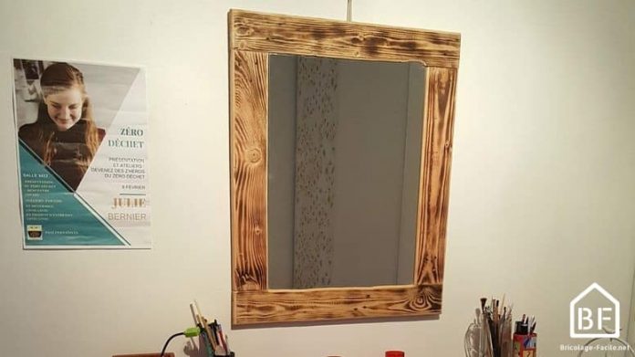 miroir avec un cadre en bois de palette