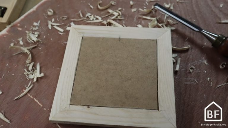 Comment Faire Un Cadre En Bois En Video Comment fabriquer un cadre photo en bois - Bricolage Facile