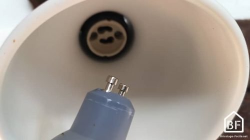 Comment changer une ampoule sans danger - Bricolage Facile