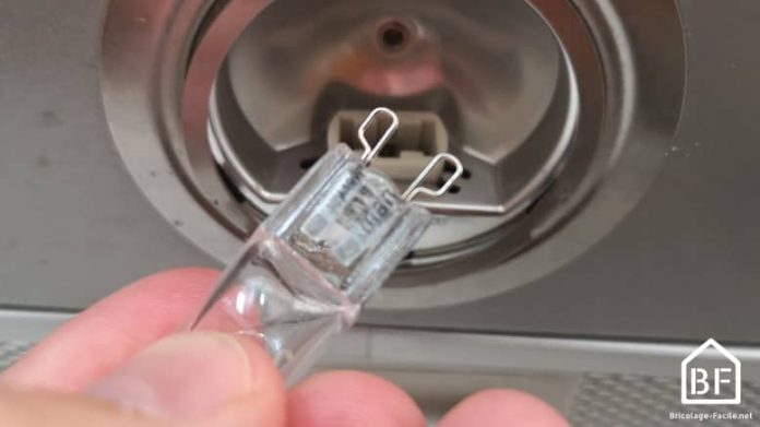 Mettre Une Ampoule 60w Au Lieu De 40w Comment changer une ampoule sans danger - Bricolage Facile