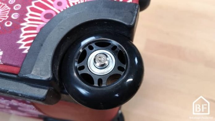 Comment changer la roue d'une valise cabine - Bricolage Facile