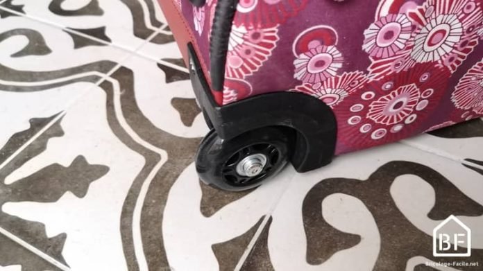 Comment changer la roue d'une valise cabine - Bricolage Facile