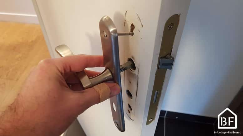 Comment déverrouiller la serrure de la porte de la salle de bain depuis  l'extérieur (ouvrir verrou) 