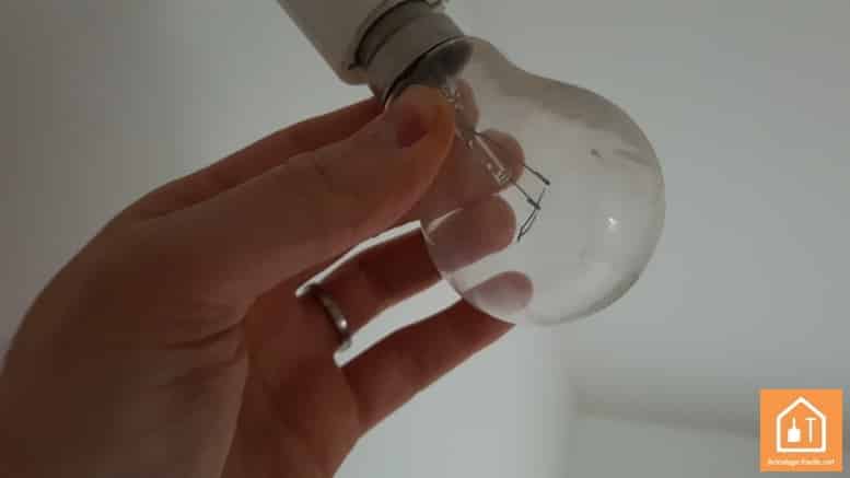 Mettre Une Ampoule 60w Au Lieu De 40w Comment changer une ampoule sans danger... - Bricolage Facile
