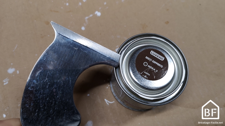ouvrir un port de peinture avec un couteau de peinture