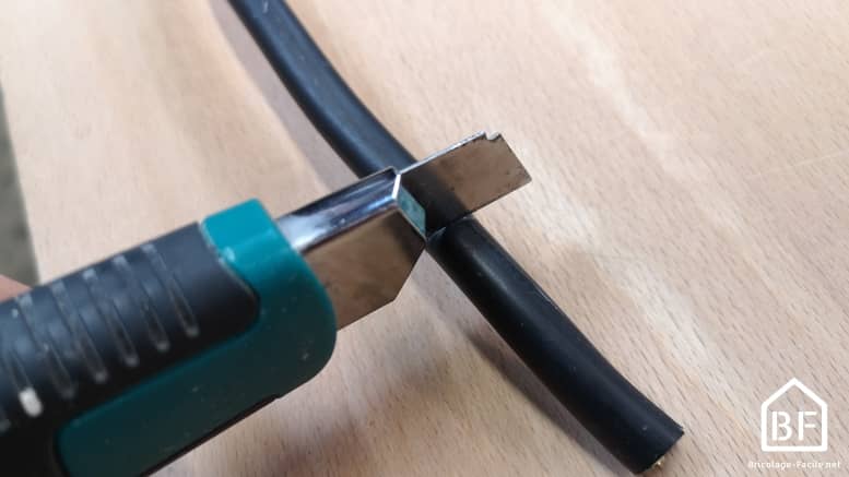 Entaille du câble électrique avec un cutter