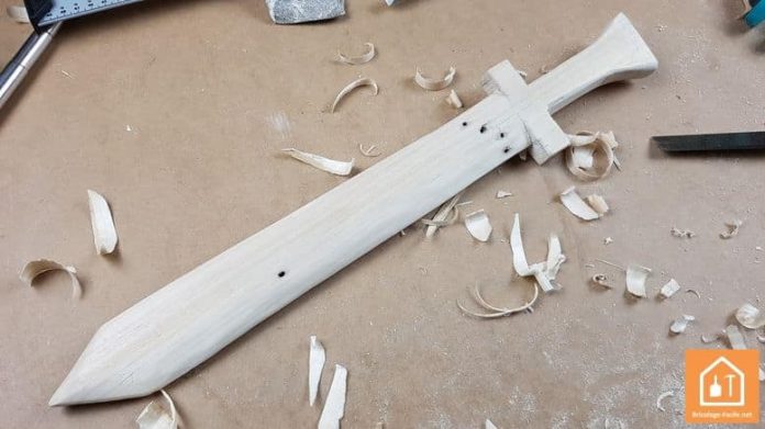 épée en bois de palette