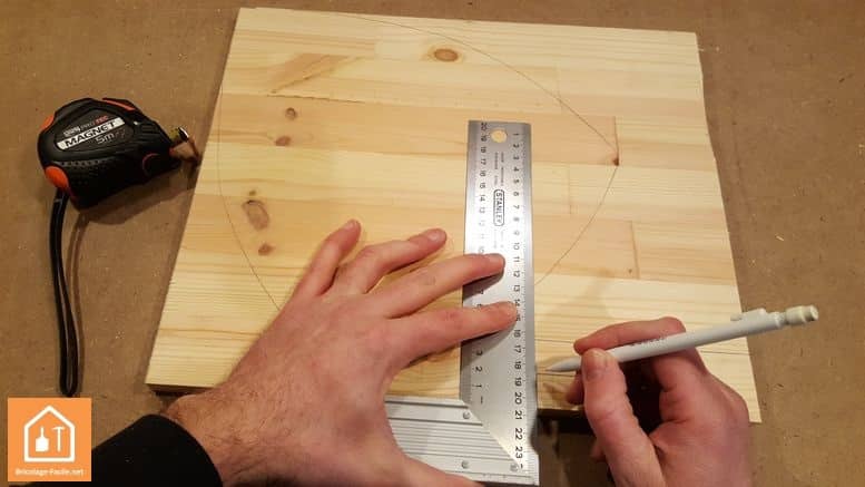 Fabriquer un bouclier en bois - tracé du bouclier à découper