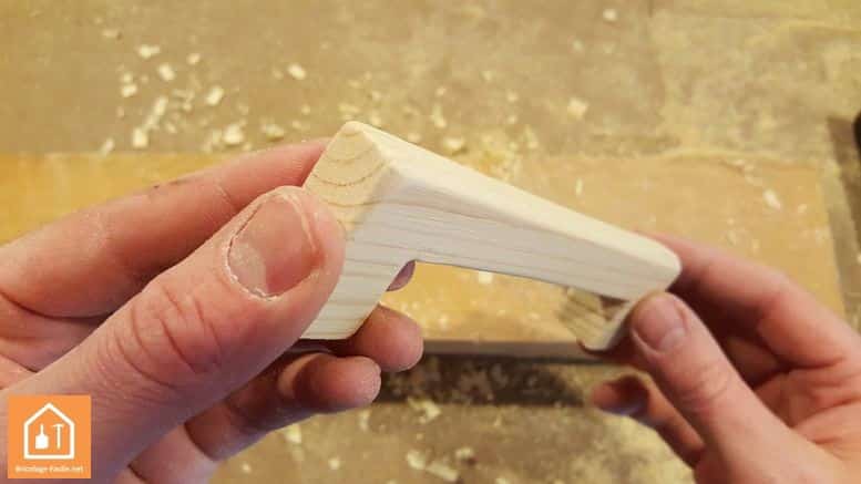 Fabriquer un bouclier en bois - la poignée terminée