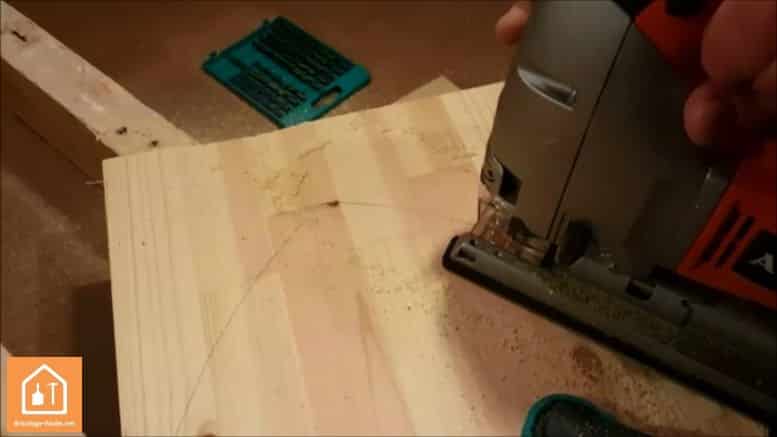 Fabriquer un bouclier en bois - découpe du bouclier à la scie sauteuse