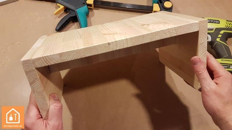 Fabriquer un marche pied en bois - les 2 pieds fixés