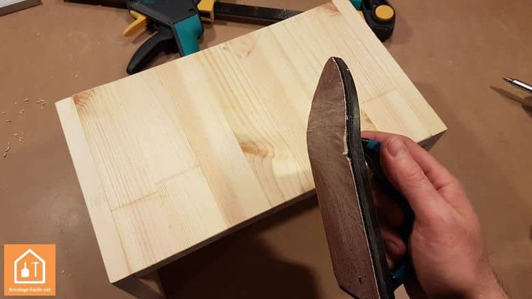 Fabriquer un marche pied en bois - ponçage