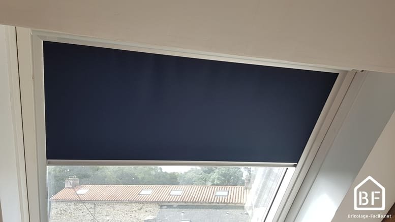 Comment installer un store Velux occultant - Bricolage Facile