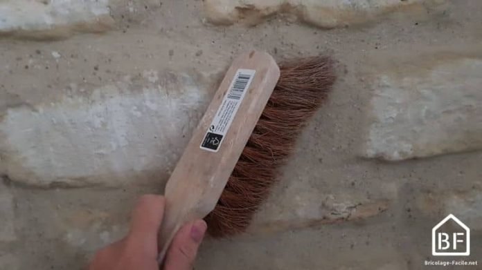 Comment refaire les joints d'un mur en pierre - Bricolage Facile