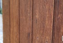 Porte en bois lasurée