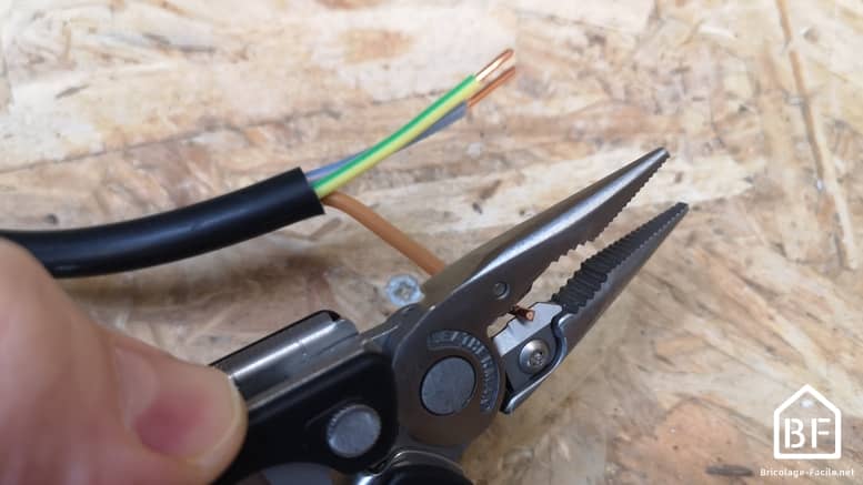 coupe d'une fil électrique avec la pince coupante