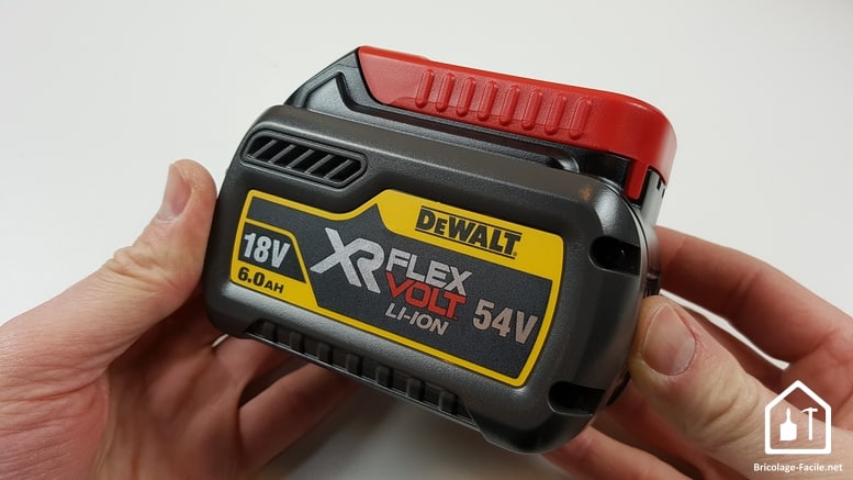 meuleuse sans fil DCG 414 54V de DEWALT - la batterie XR FLEXVOLT