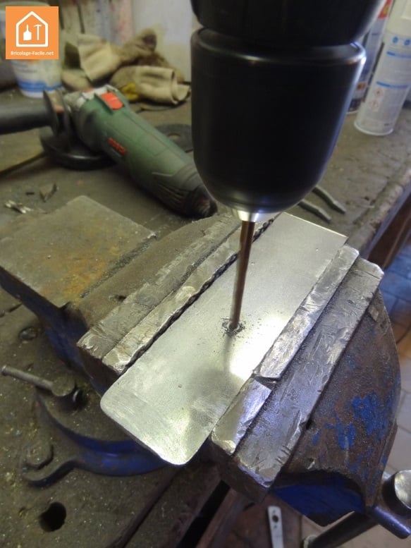 Réaliser des équerres en métal