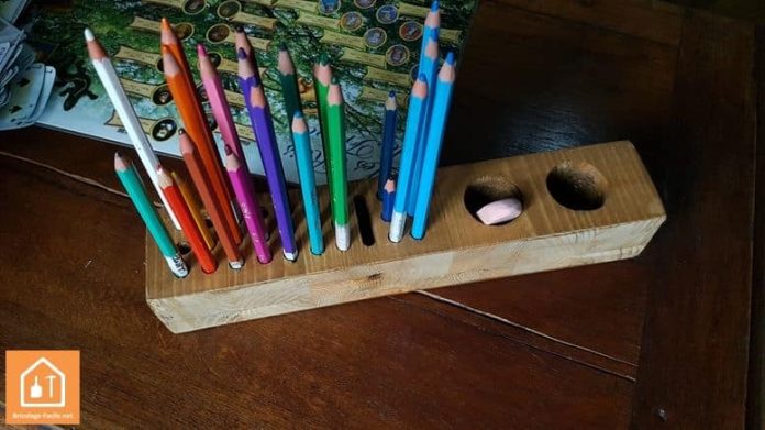 un porte crayon en bois