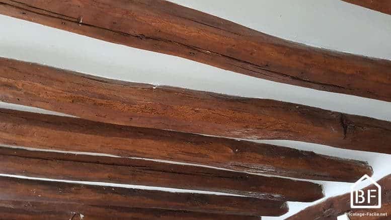 Comment reboucher des fissures dans des poutres en bois ?