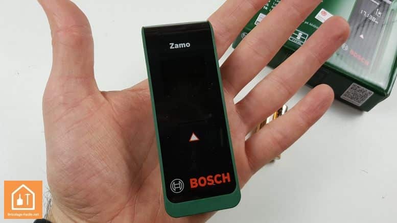 télémètre laser Zamo de Bosch - dans la paume d'une main