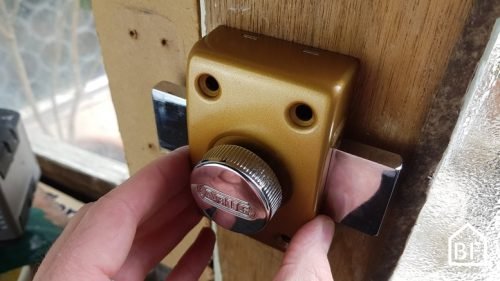 comment-installer-un-verrou-de-porte-ext-rieure-bricolage-facile