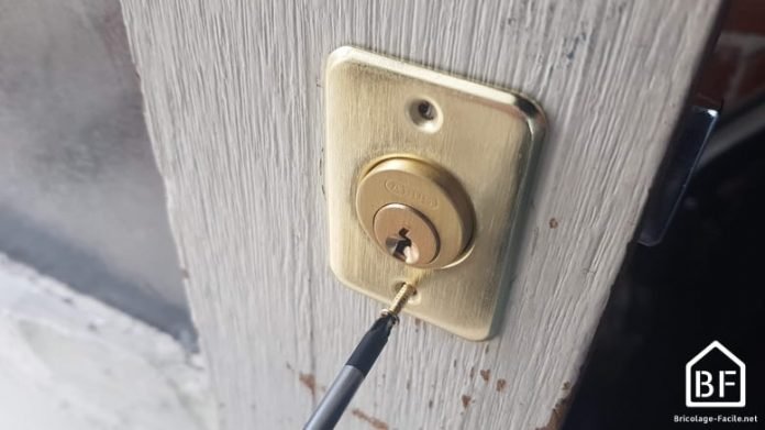 Comment Poser Un Verrou Sur Une Porte En Bois